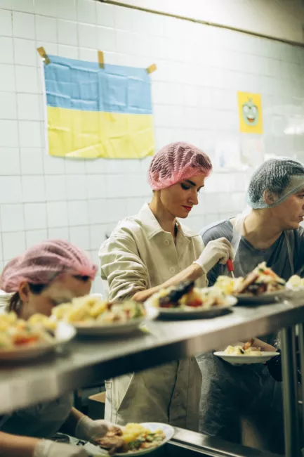 Волонтеры на соцкухне, которые работают в Киеве и Бородянке