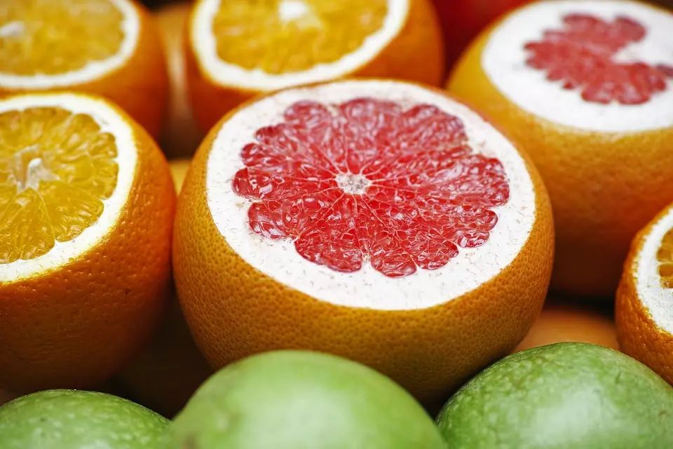 Грейпфрути та апельсини хороші для схуднення тим, що допомагають прискорити роботу травної системи 
