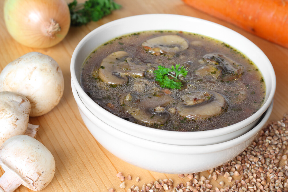 Быстрый, простой и вкусный домашний гречневый суп с грибами
