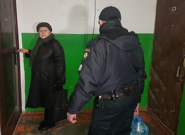 В Бердянске после аварии на коллекторе воду пенсионерам развозит полиция | Фото: Нацполиция