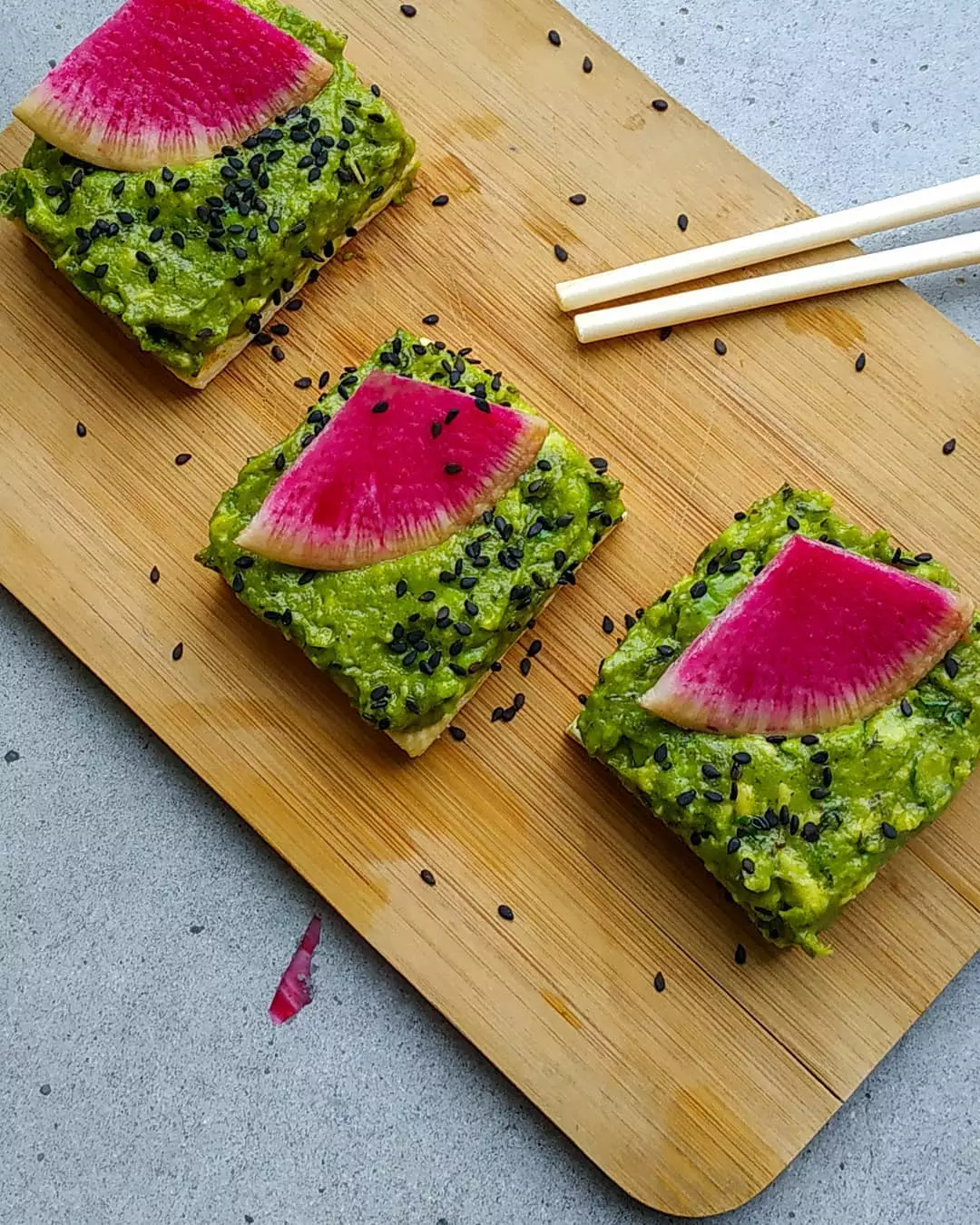 Зеленый сэндвич с авокадо и тофу