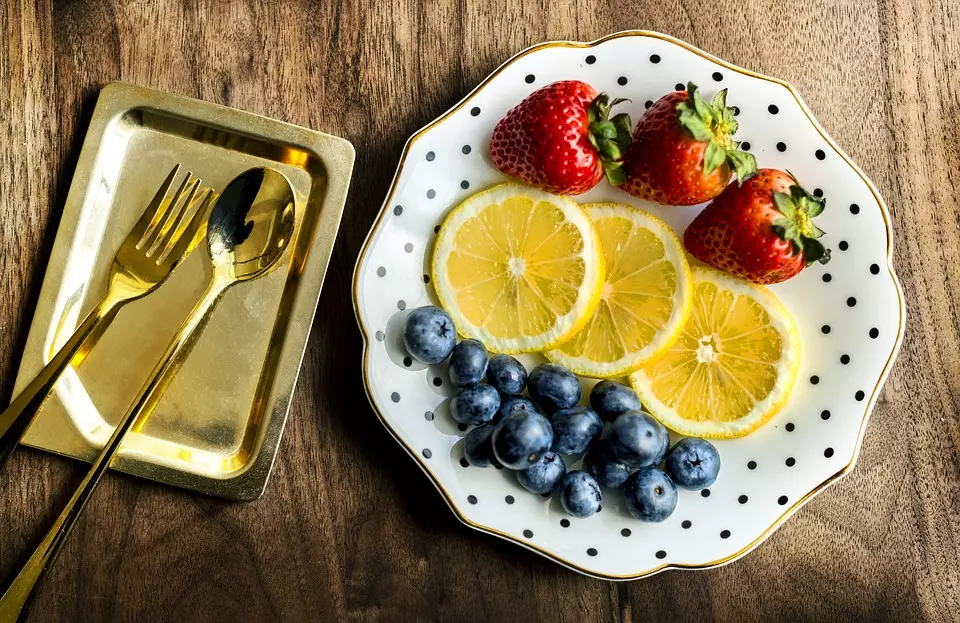 Фрукти або ягоди в кінці обіду допоможуть ввечері менше хотіти солодкого