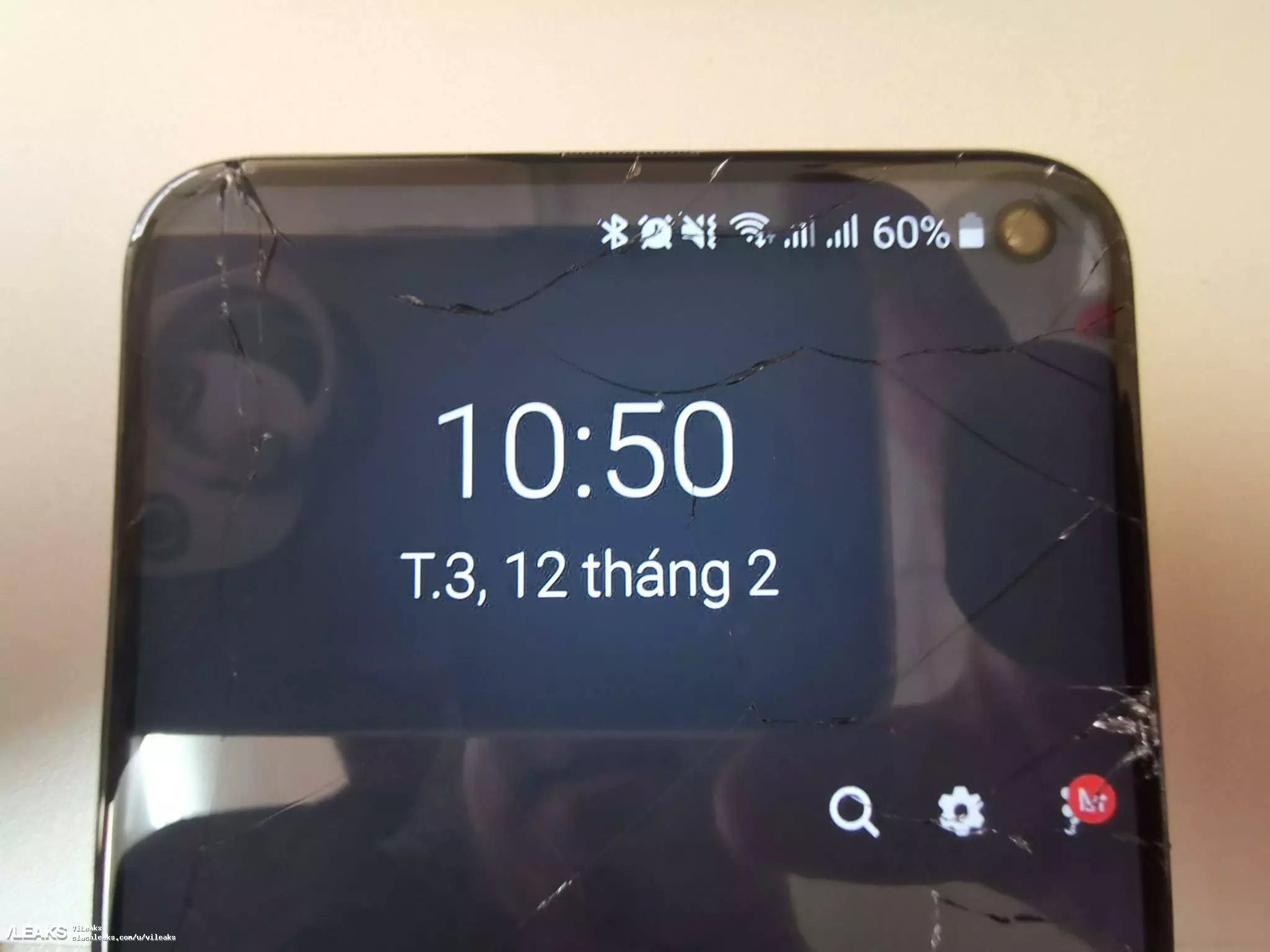 Разбитый Samsung Galaxy S10, который был подарен блогеру из Вьетнама