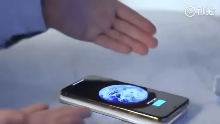 Демонстрация работы  беспроводной зарядки Galaxy S10 (скриншот из заблокированного видео на YouTube)