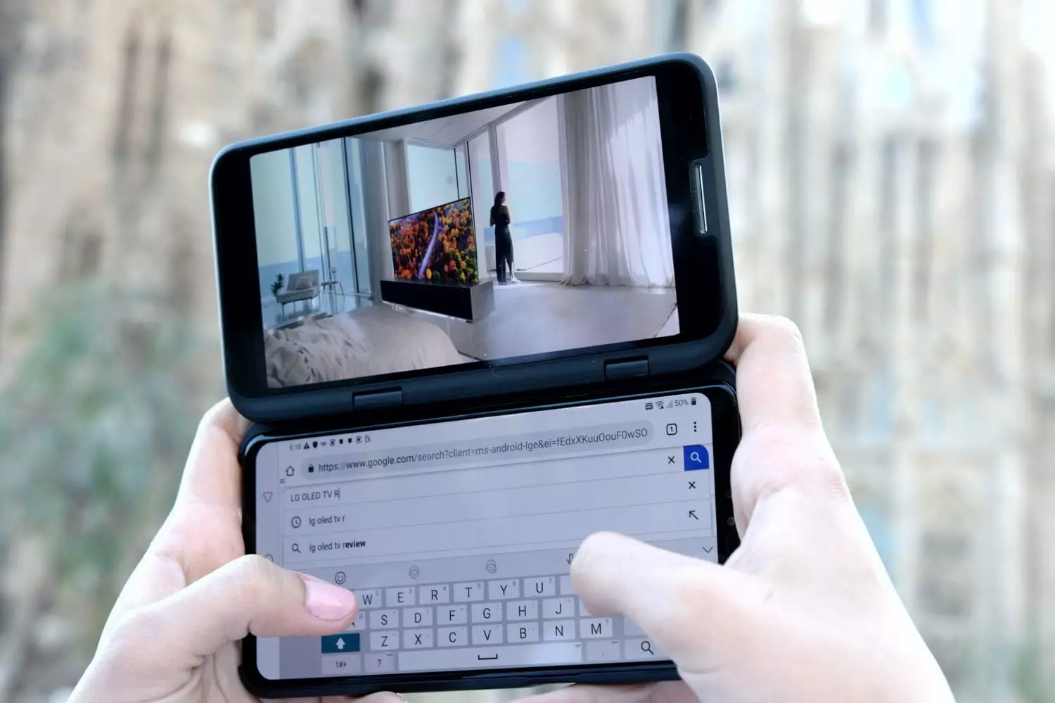 На LG V50 ThinQ 5G можно смотреть кино и одновременно общаться в мессенджерах