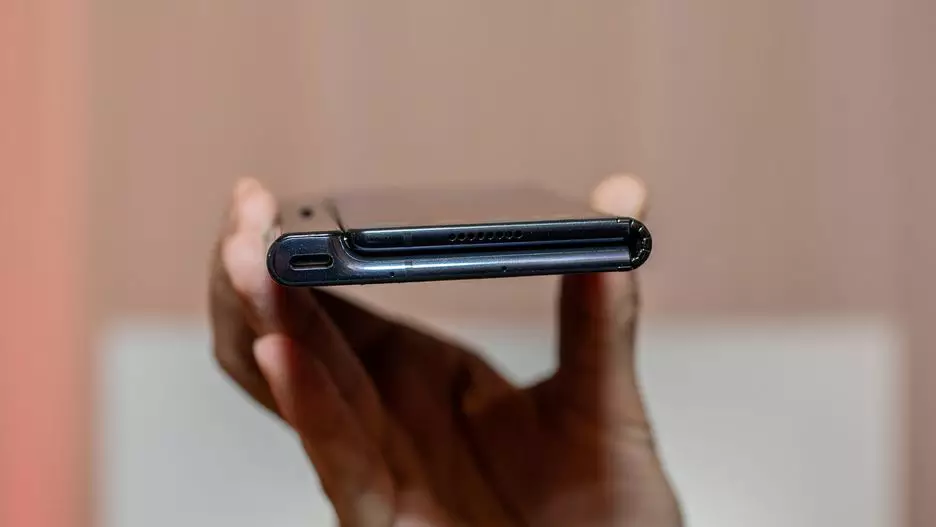 Тонкий 11 мм профиль Huawei Mate X