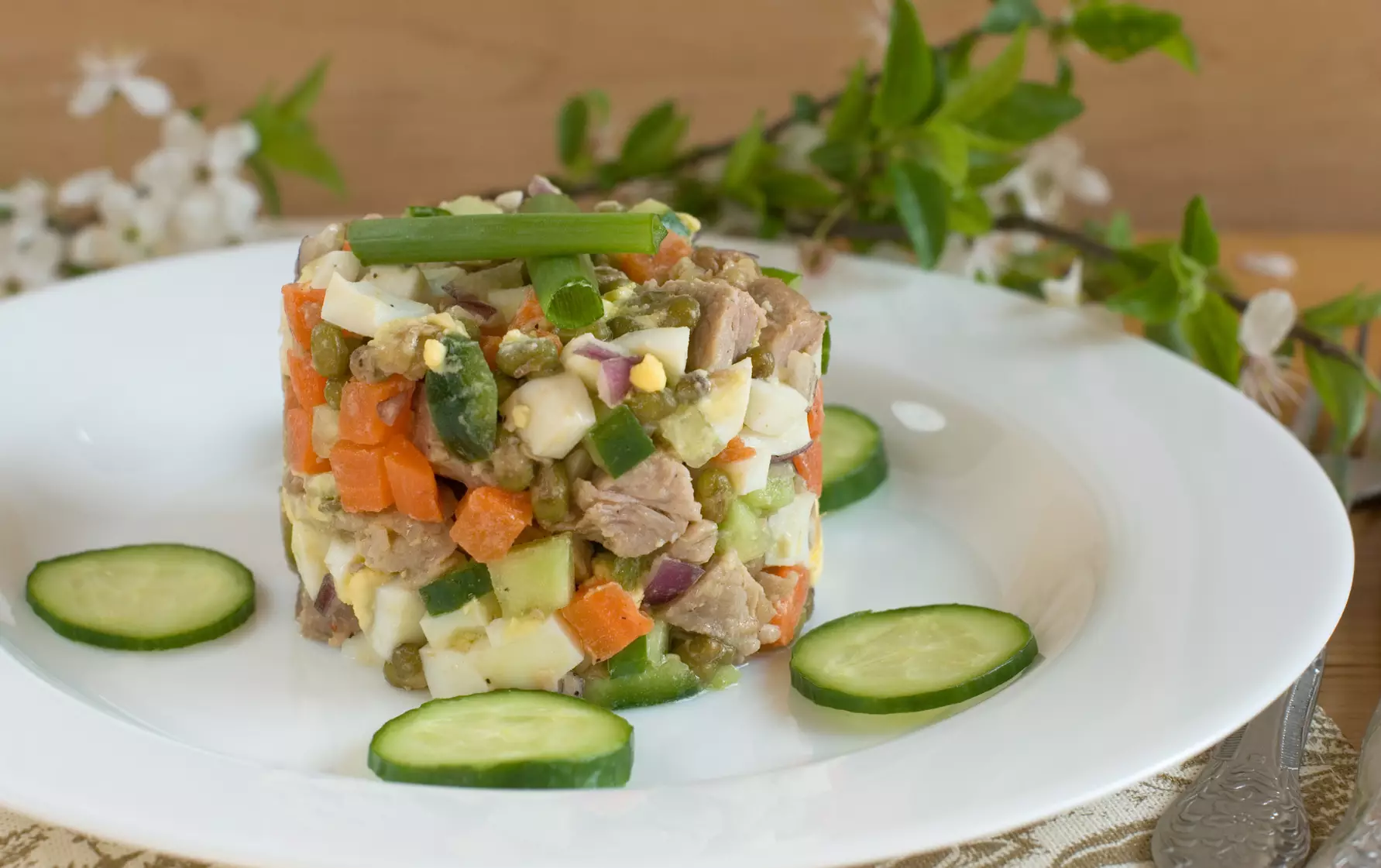 Салат з куркою та овочами