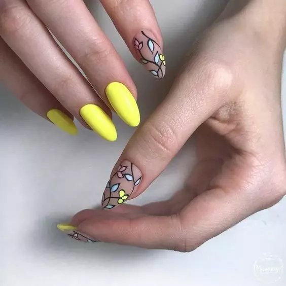 Идея желтого маникюра на длинные ногти с веточками