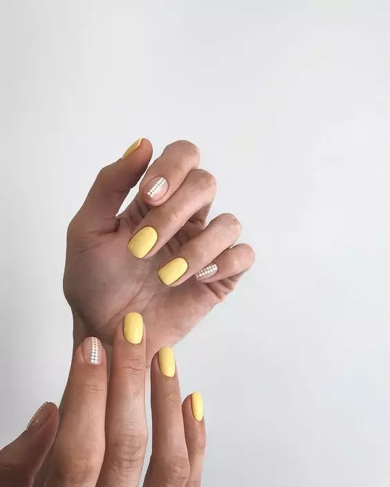 Дизайн желтых коротких ногтей с декором