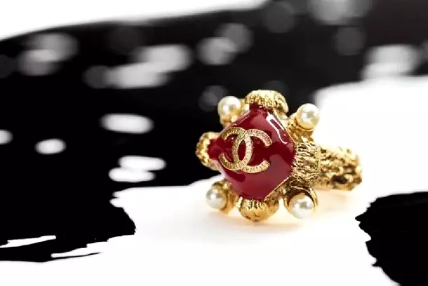 Лого-украшения Chanel 2019
