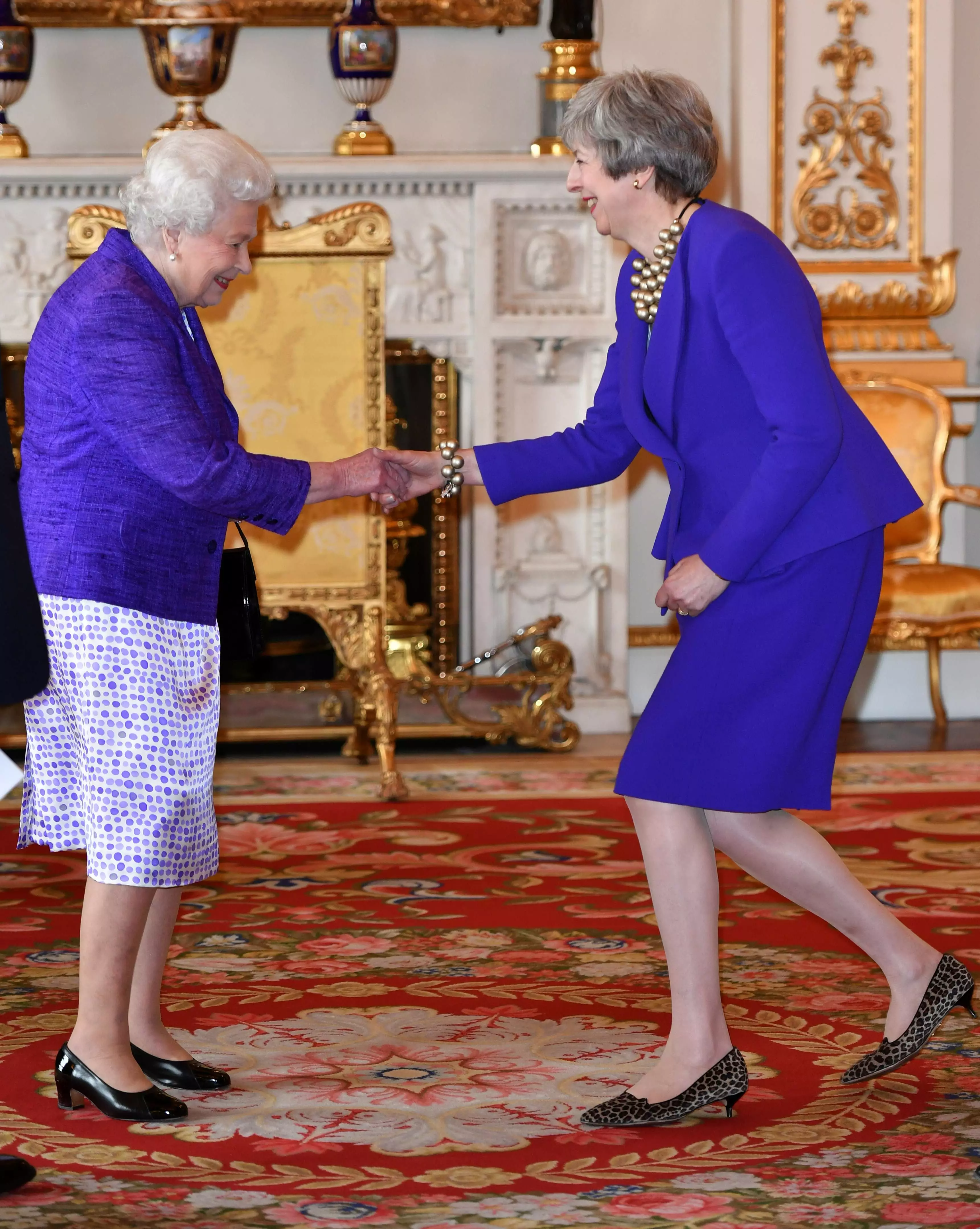 Елизавета II и Тереза Мэй в синих пиджаках