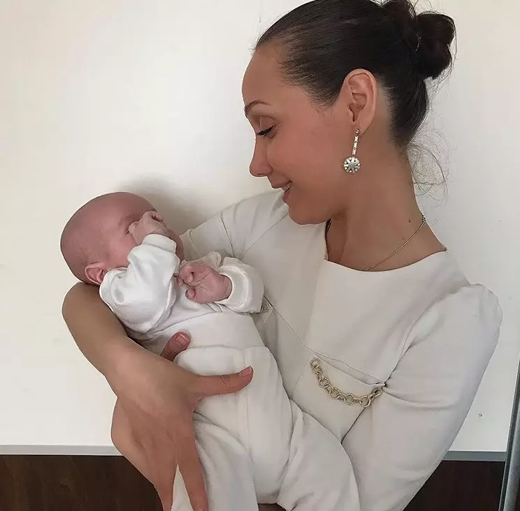 Евгения Власова с новорожденным мальчиком