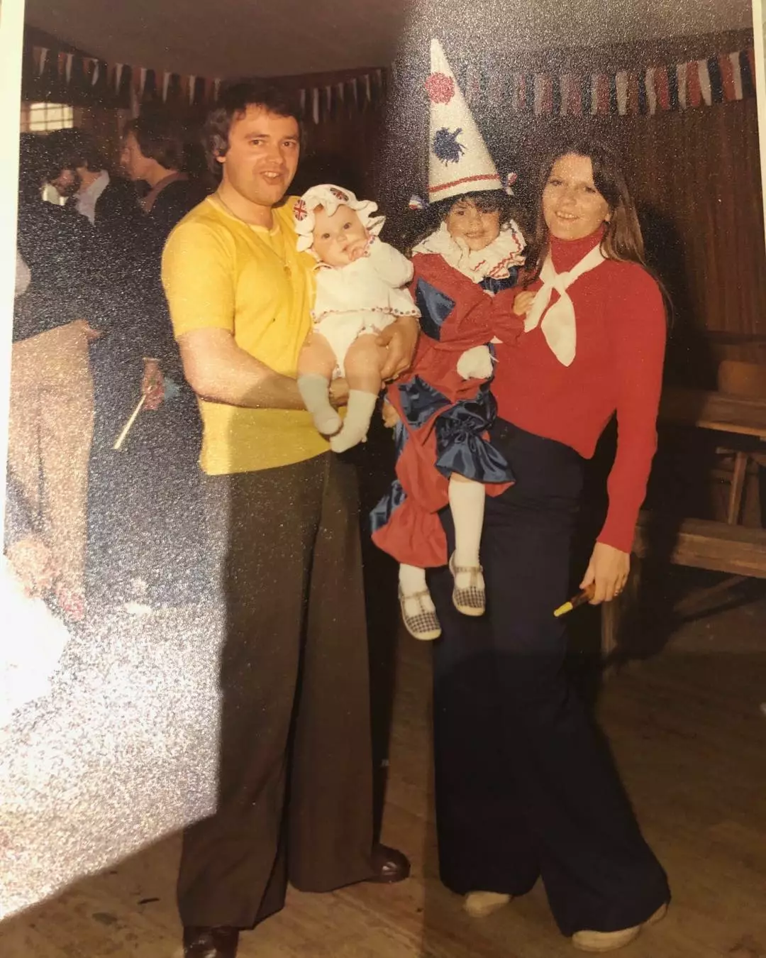 Виктория Бекхэм в детстве с родителями