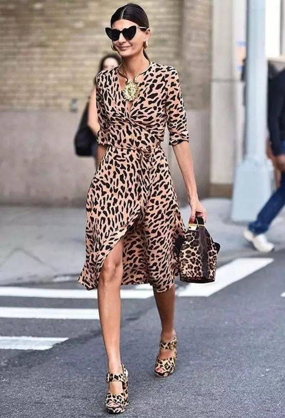 Леопардовое платье: тренд из прошлого года