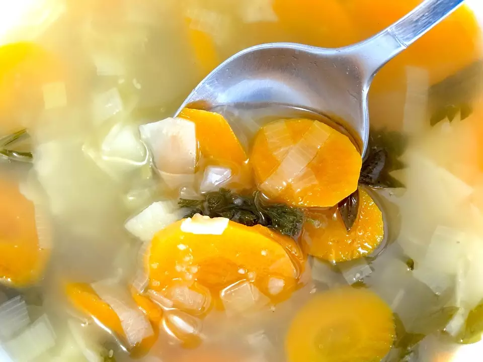Супы будут вкуснее, если сварить картофелину целиком, потом размять ее и добавить к блюду