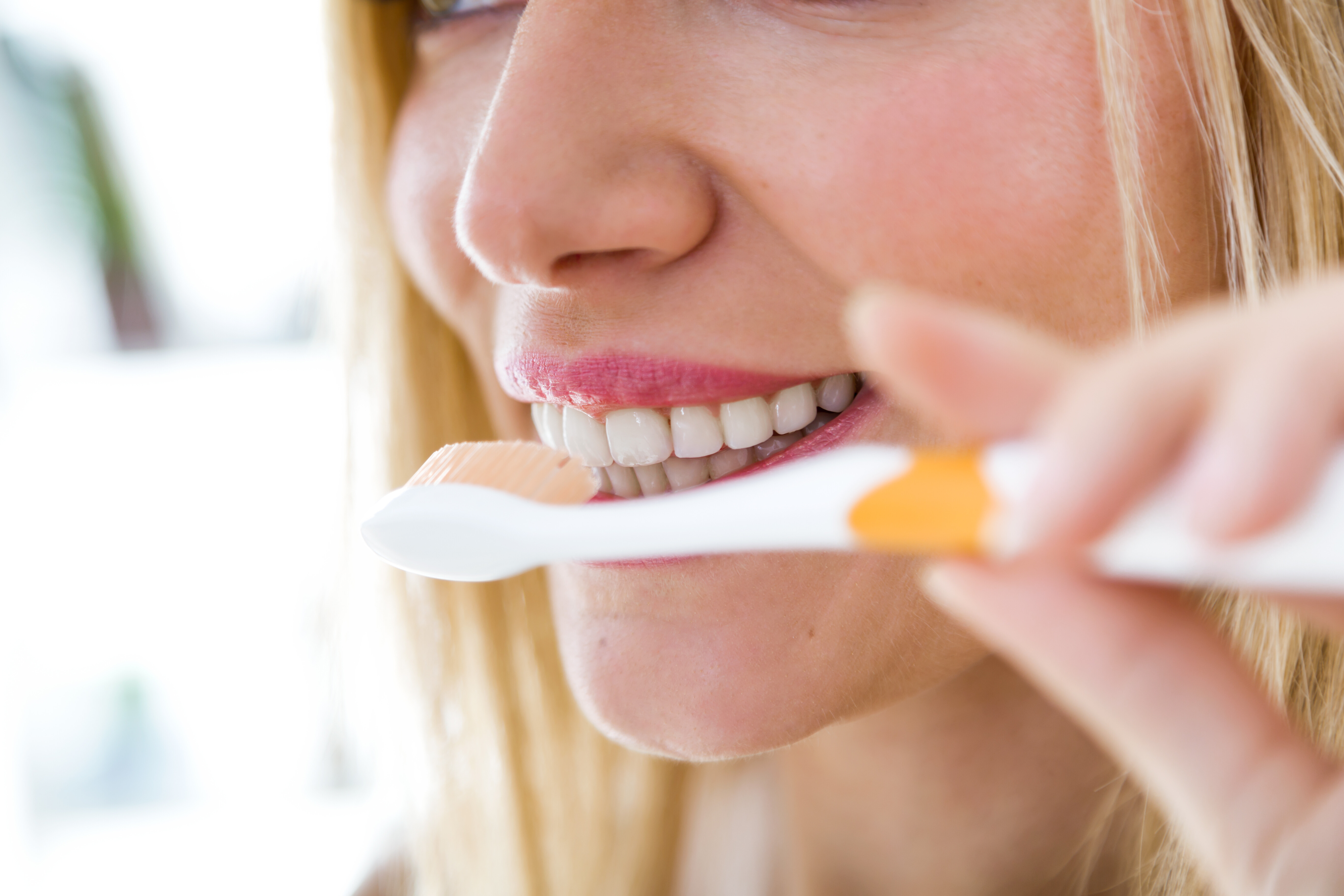 Використовуйте зубні щітки середньої жорсткості для чищення, вони краще очищають і менше травмують ясна. 