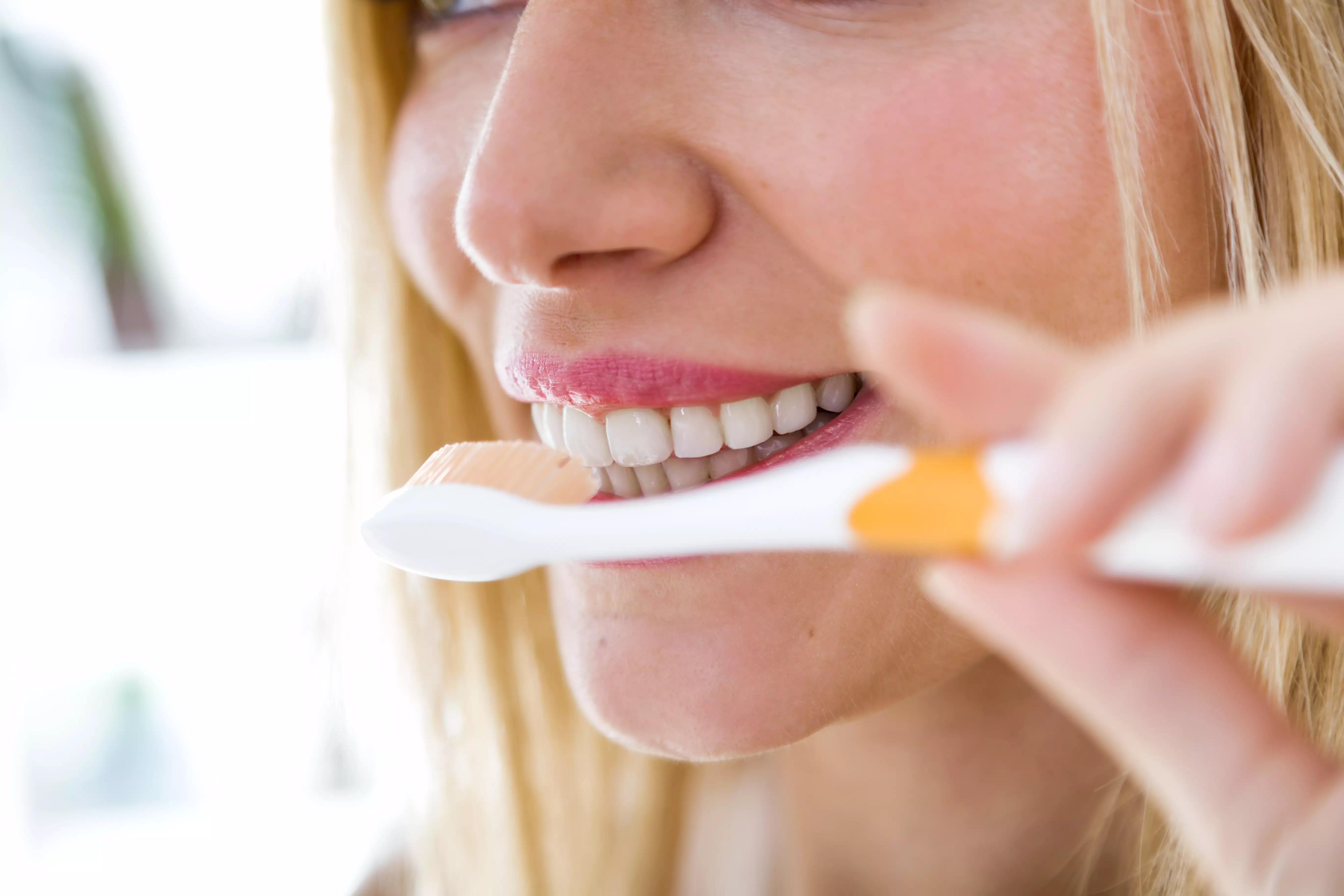 Коли чистите зуби простий щіткою, не потрібно тиснути занадто сильно