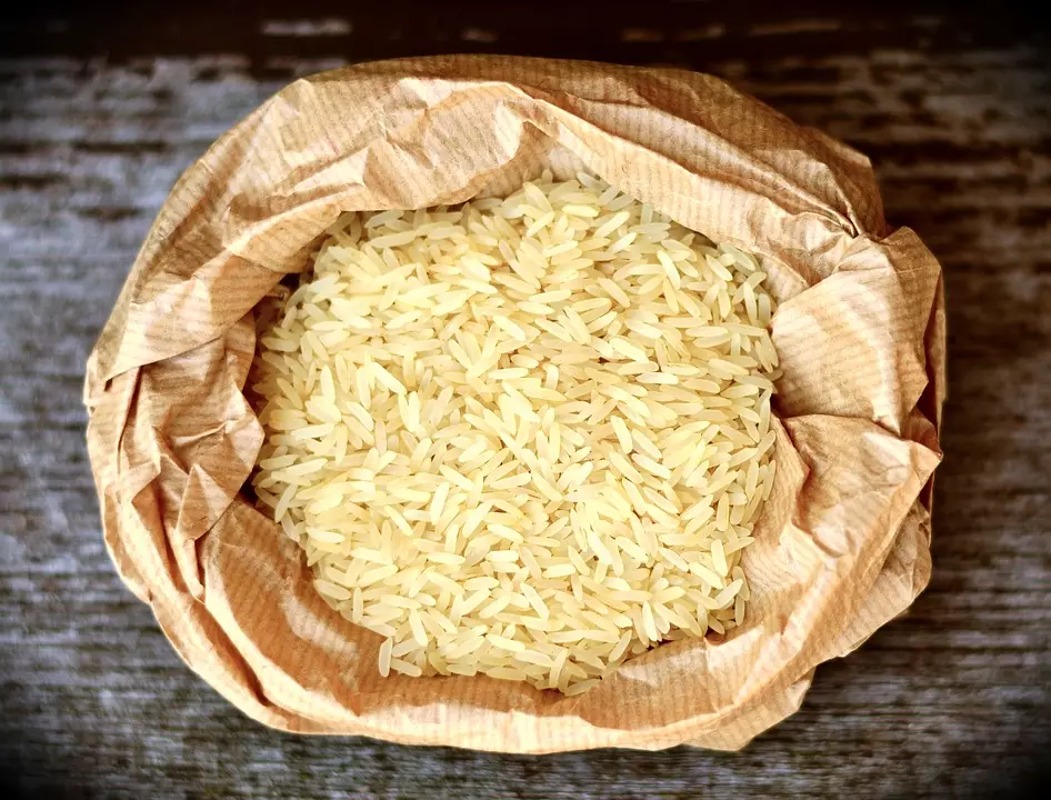 После измельчения хорошего риса будет белая мука, пластиковый рис измельчается в порошок желтого цвета