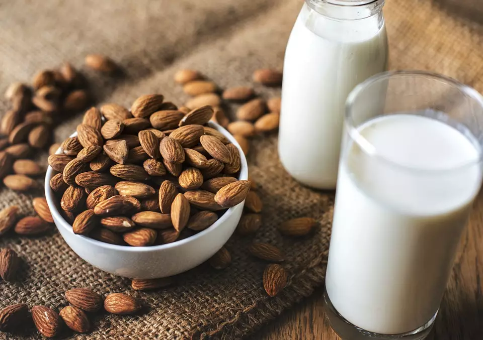 Диетологи рекомендуют пить растительное молоко