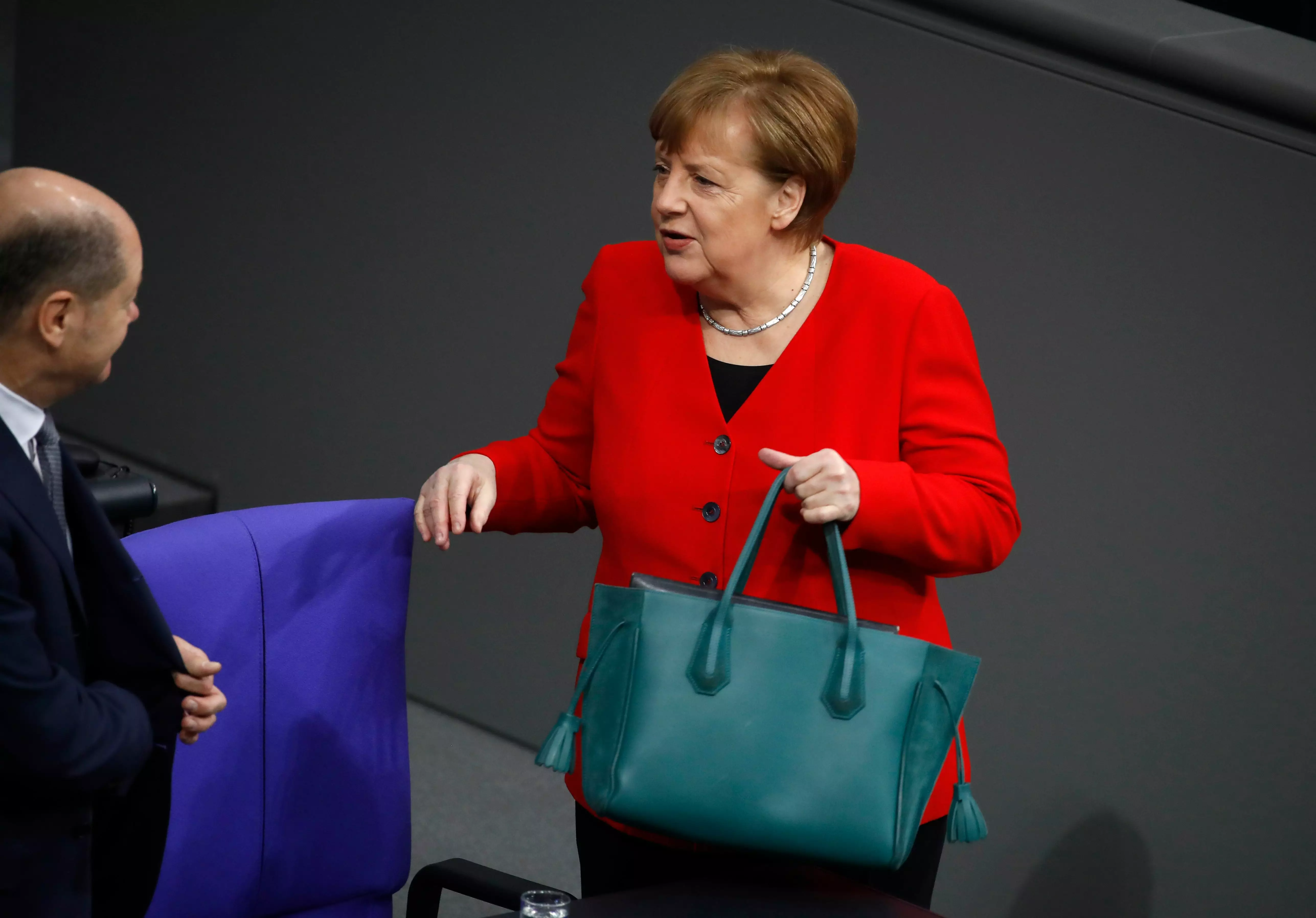 Изюминка образа немецкого политика – изумрудная сумка