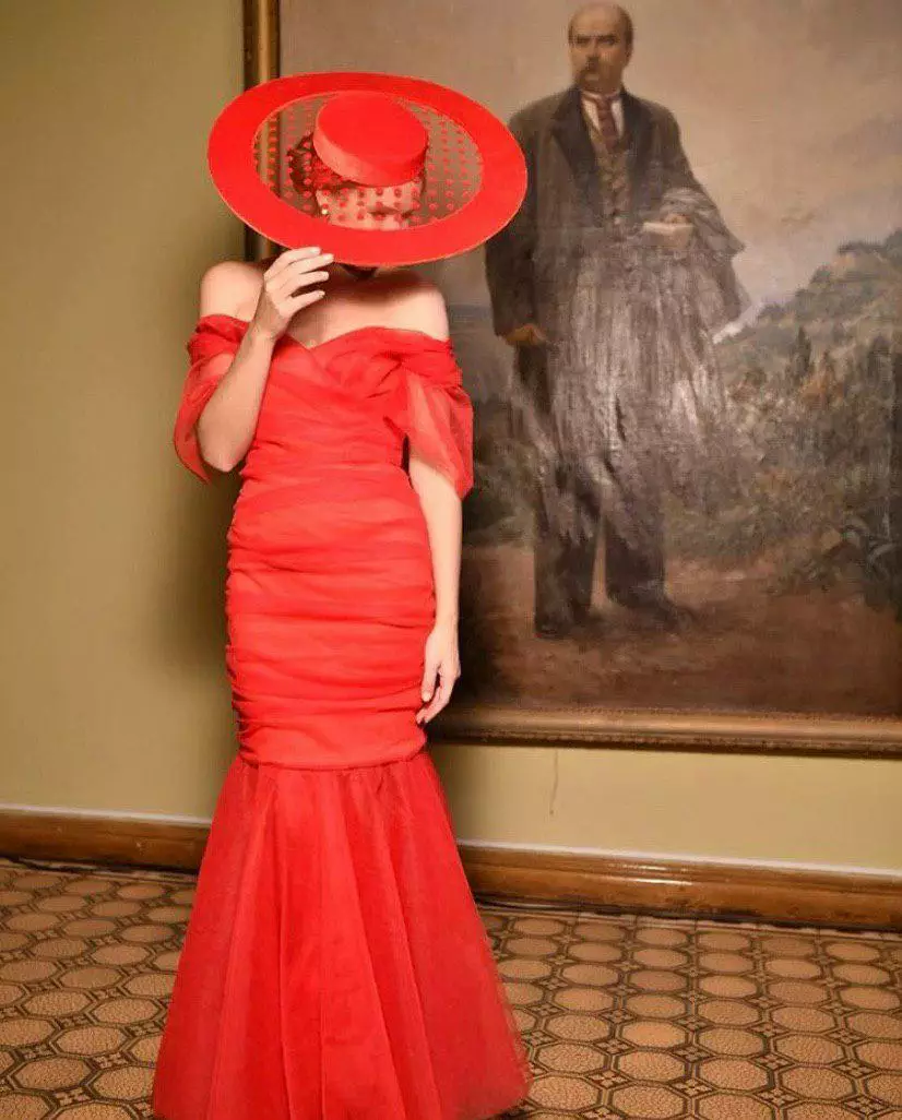 Катя Осадчая в ярко-красном наряде