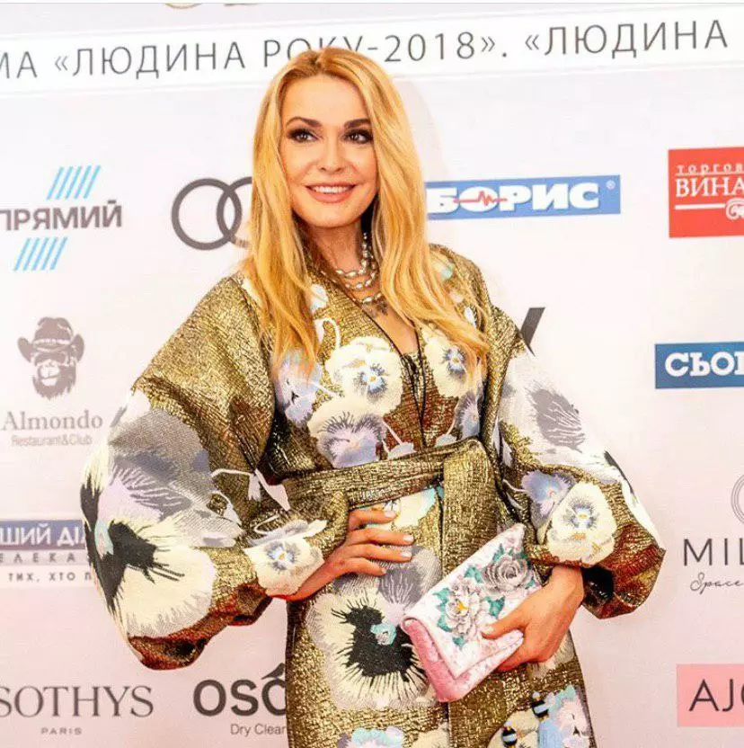 Ольга Сумская на красной дорожке в платье, расшитом маками