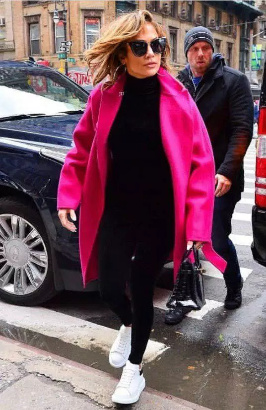 Дженнифер Лопес на улицах Нью-Йорка в розовом пальто и белых кроссовках