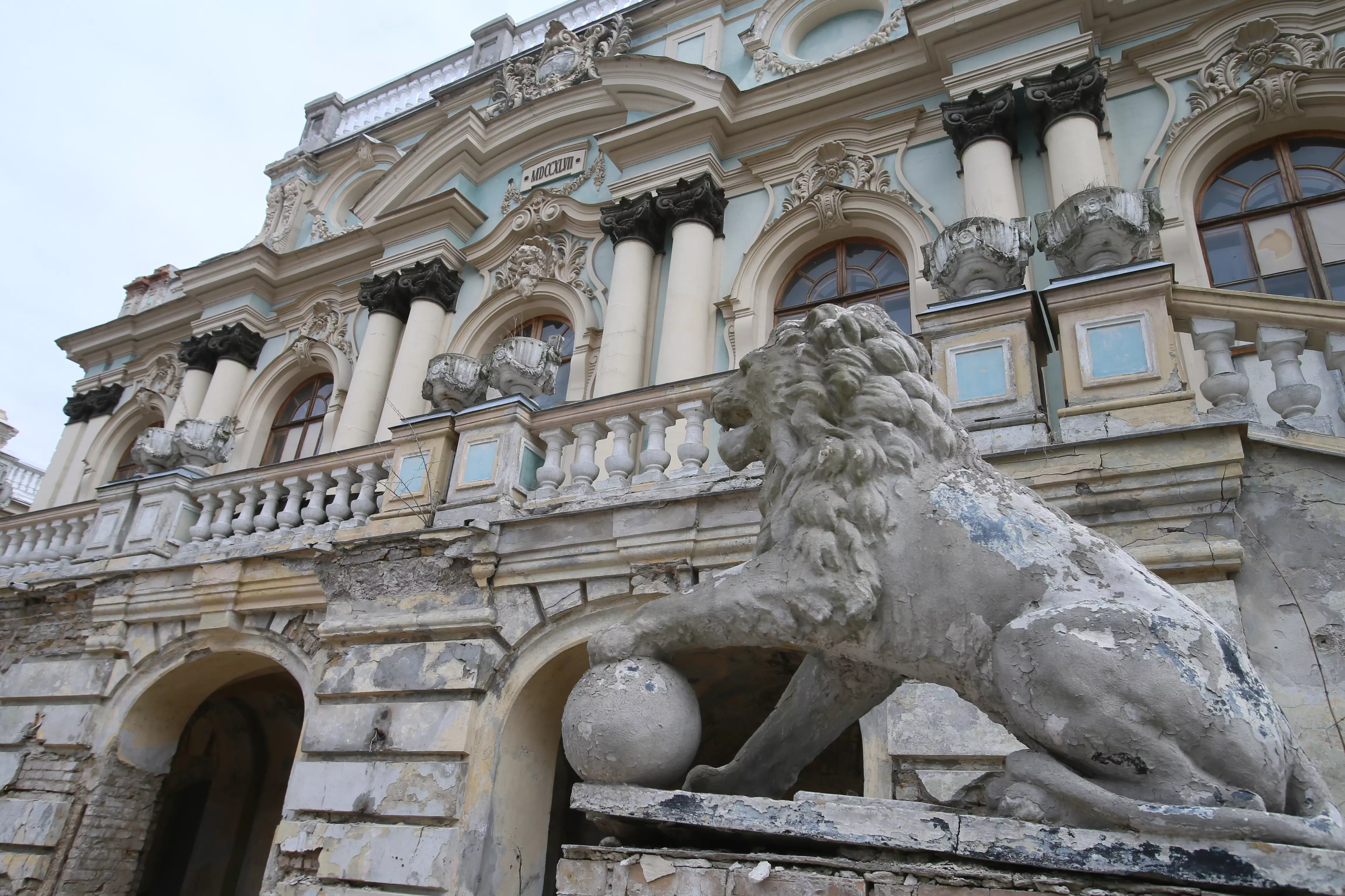 Старая скульптура льва у Мариинского дворца в Киеве. Архивное фото