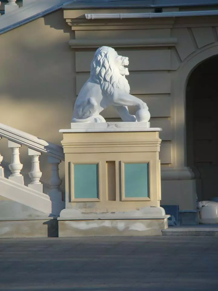Новая скульптура льва у стен Мариинского дворца. Фото: Lola Madino/Facebook
