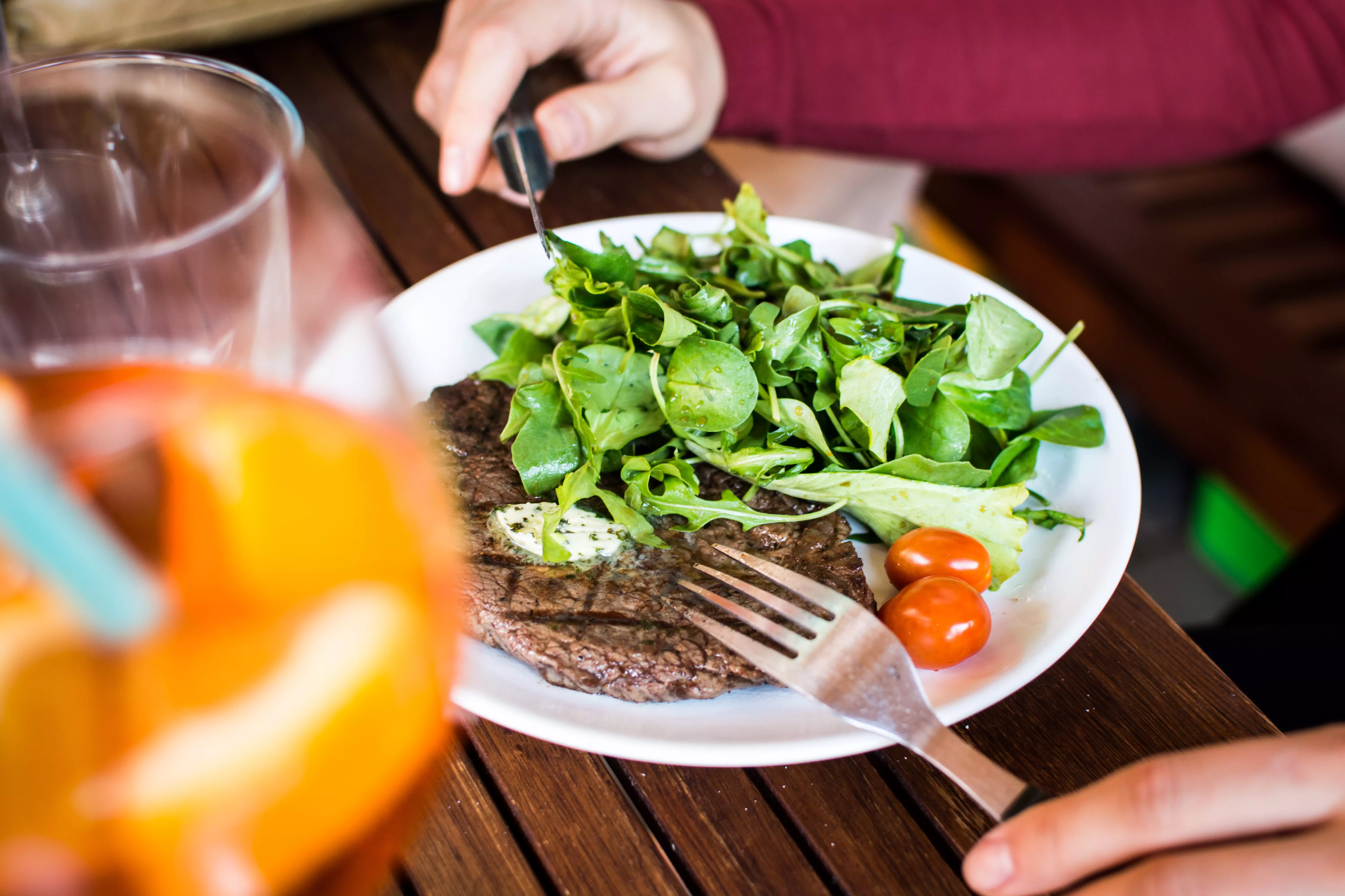 Для поновлення витраченої енергії Овнам потрібен м'ясний салат