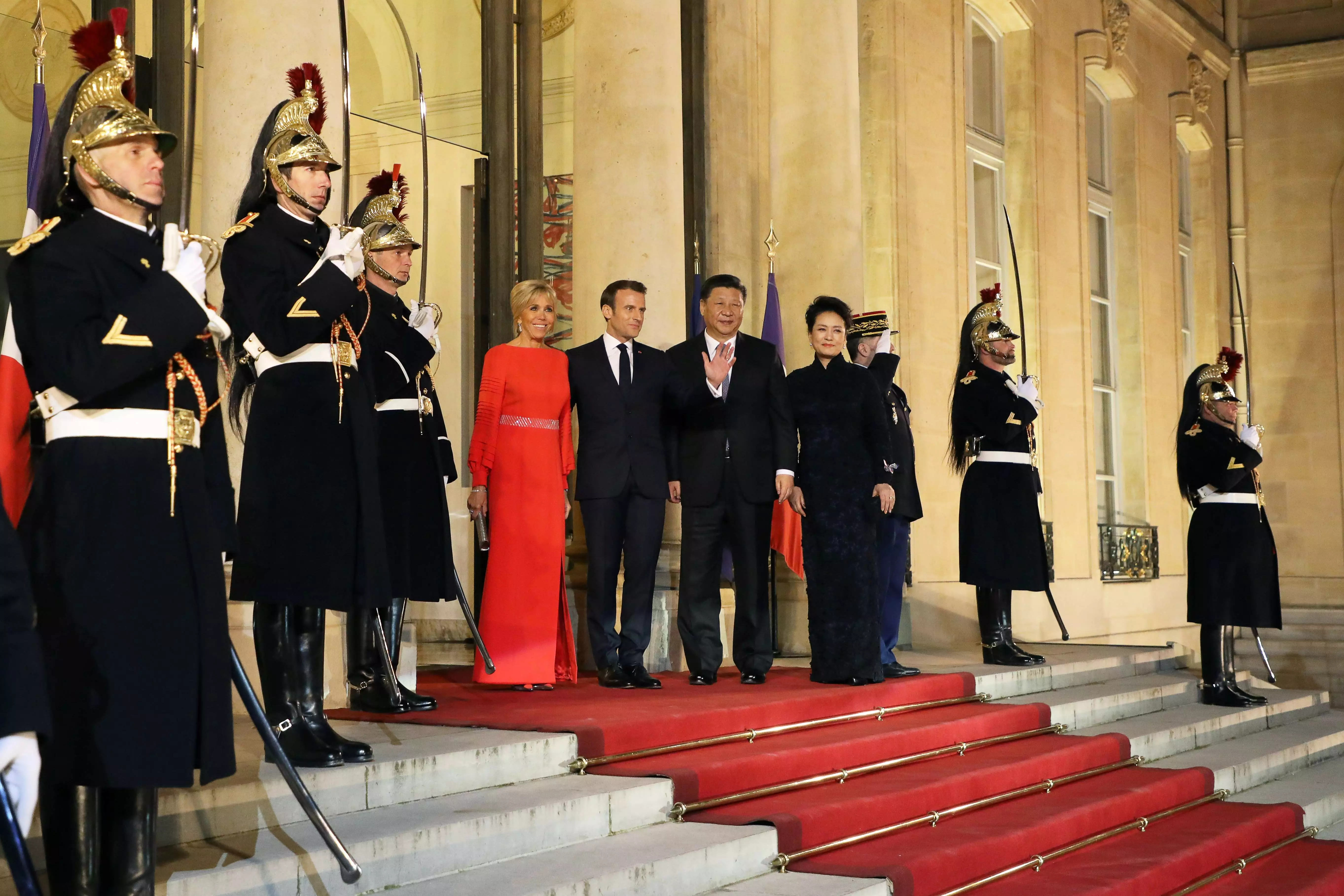 Первая леди Франции Брижит Макрон со своим супругом и президентом  Эммануэлем Макроном