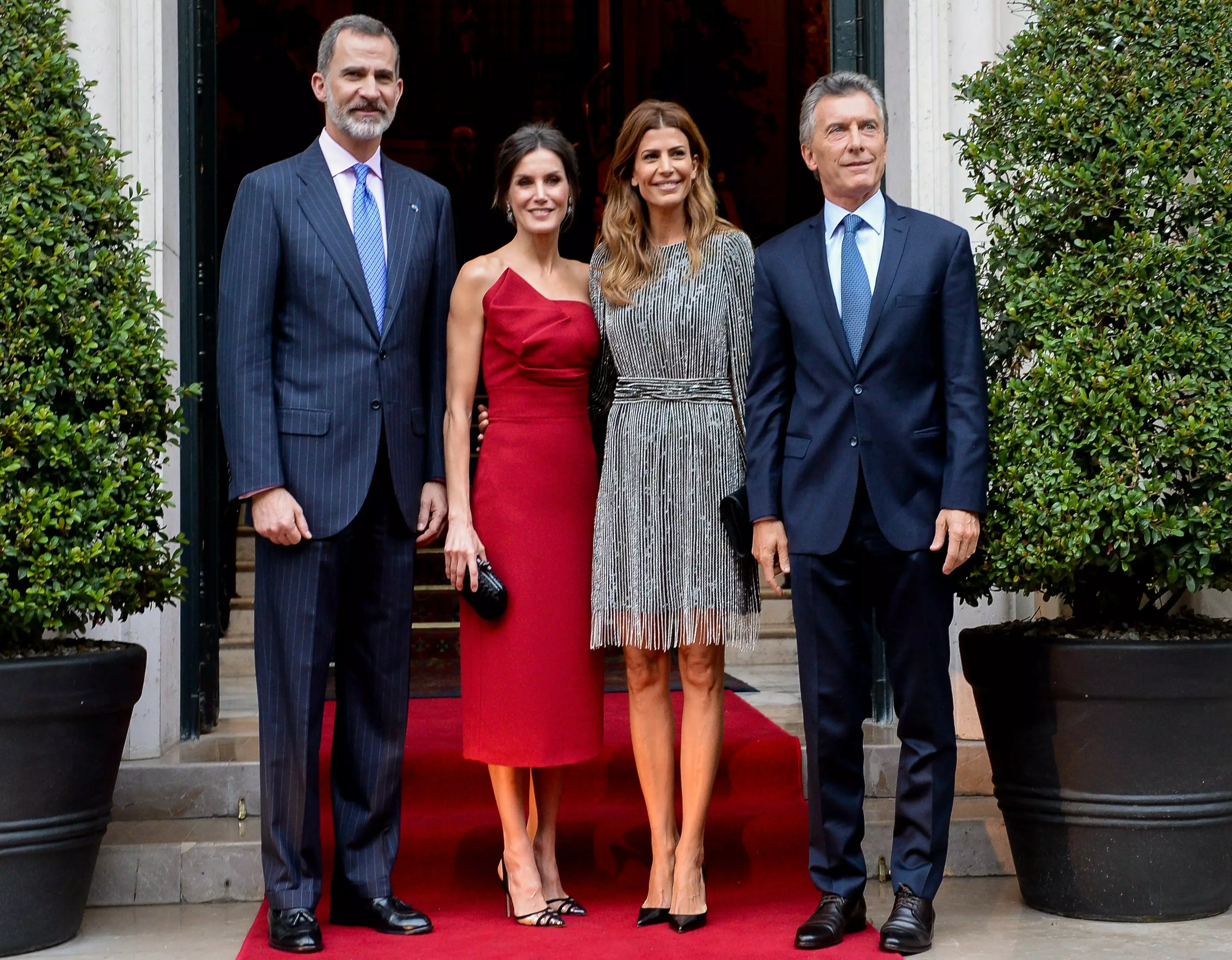 Испанская королева Летиция в вечернем платье вишневого цвета и с оголенными плечами
