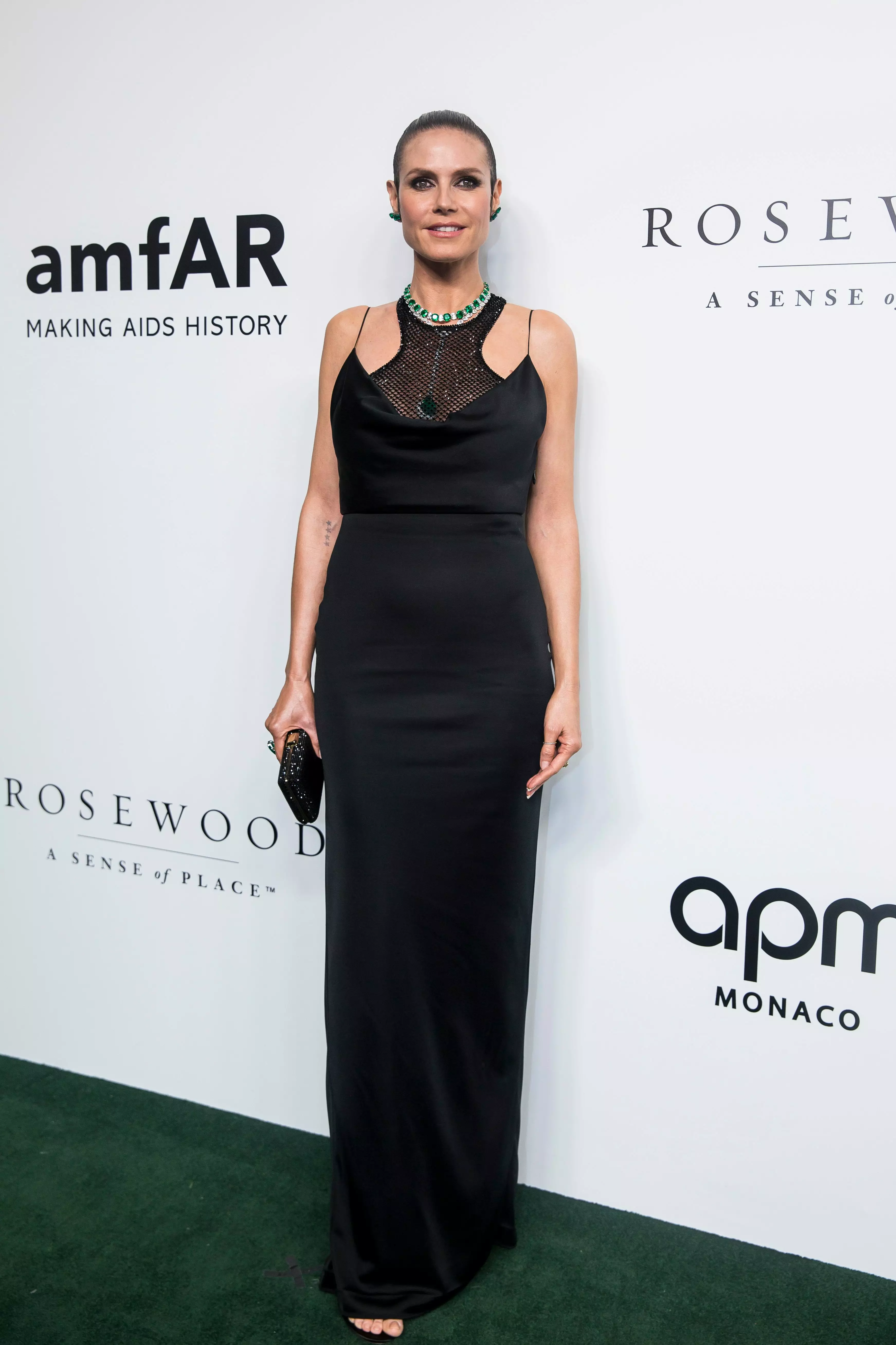 Модель Хайди Клум в черном облегающем платье с сеткой на груди