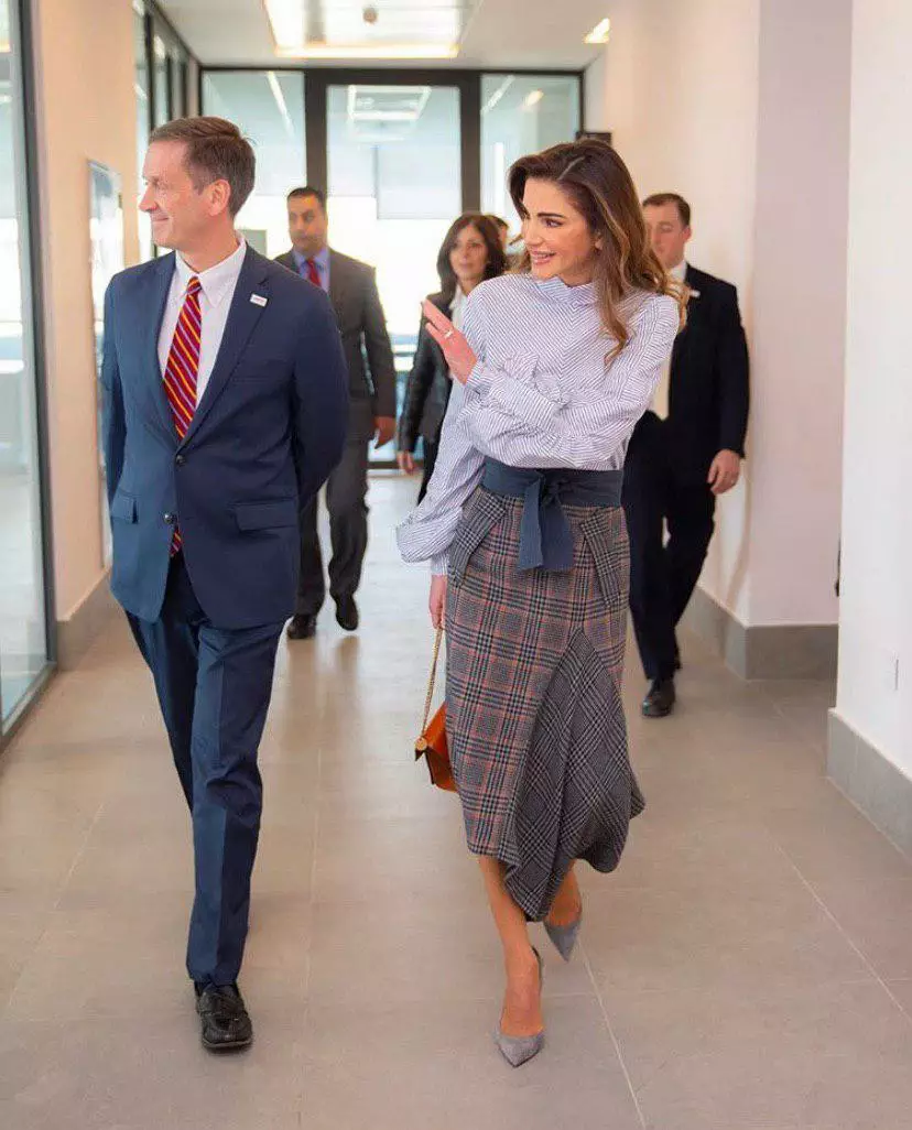 Королева Иордании Рания в асимметричной юбке в клетку и рубашке в полоску