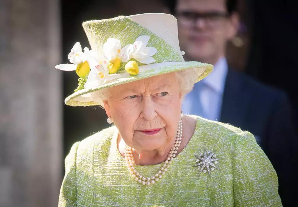 92-летняя королева Елизавета II с брошкой "Звезда Жардин"