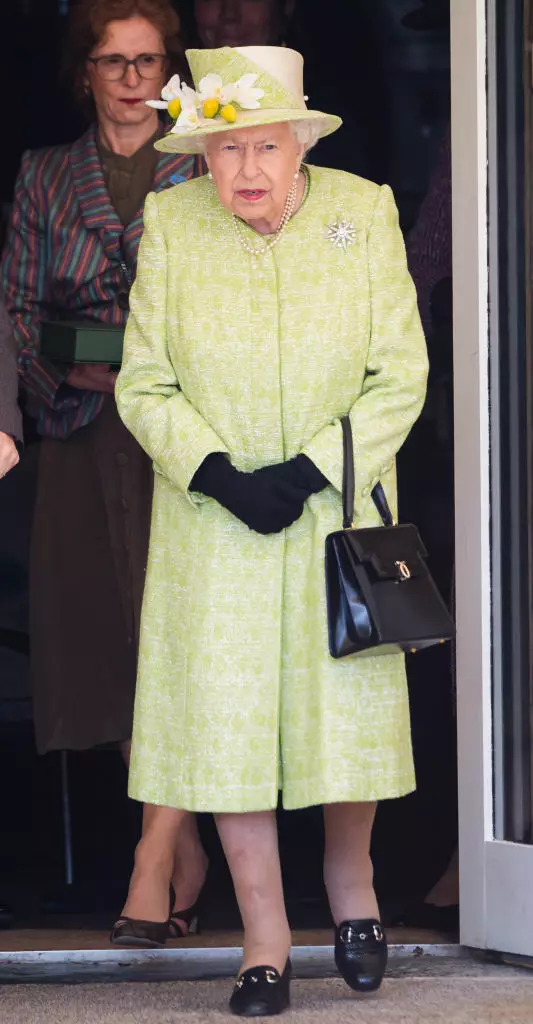 Елизавета II в пастельно-салатовом пальто из твида и шляпой с цветами