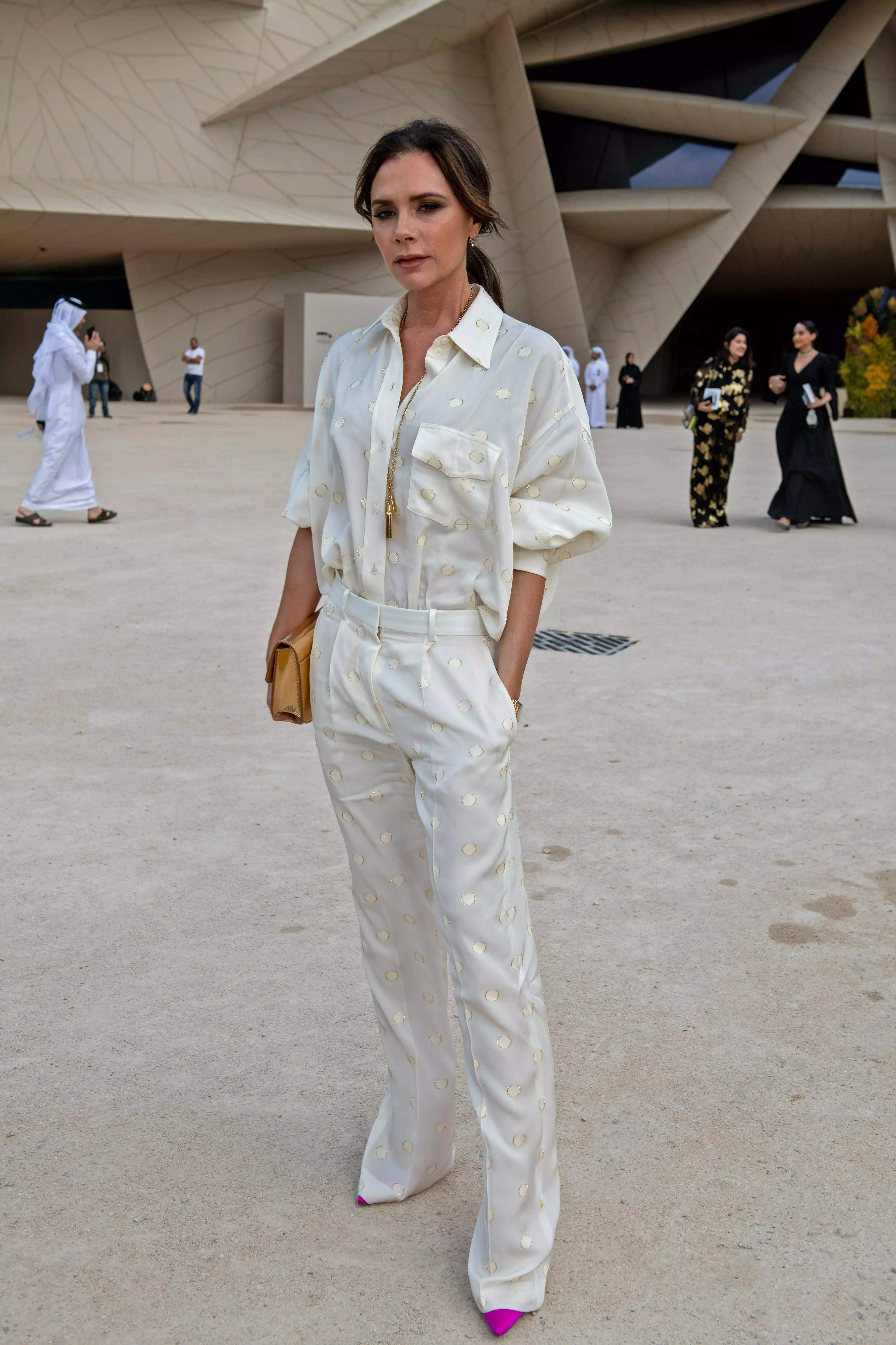 Виктория Бекхэм в ансамбле из рубашки и классических брюк от своего бренда