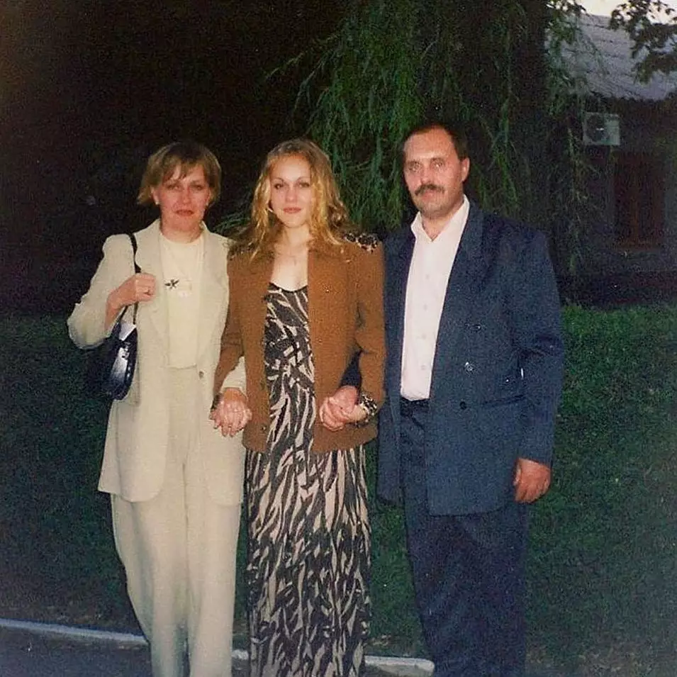 Певица Alyosha с родителями