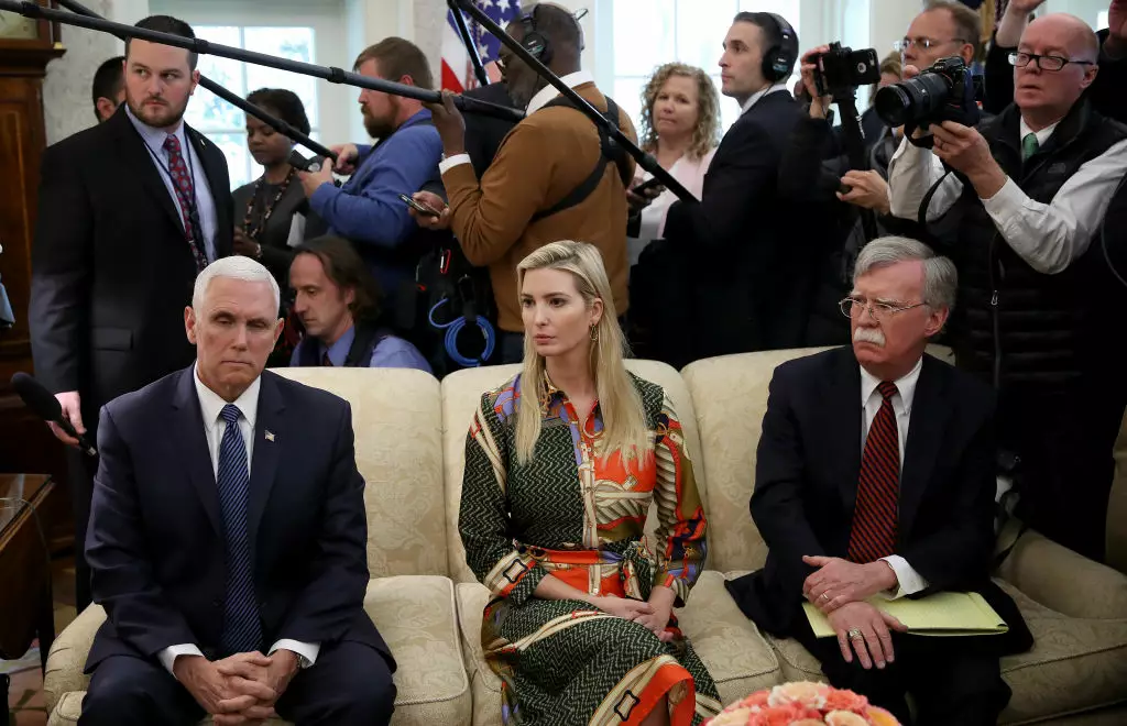 Иванка Трамп в платье-рубашке Zara с принтом