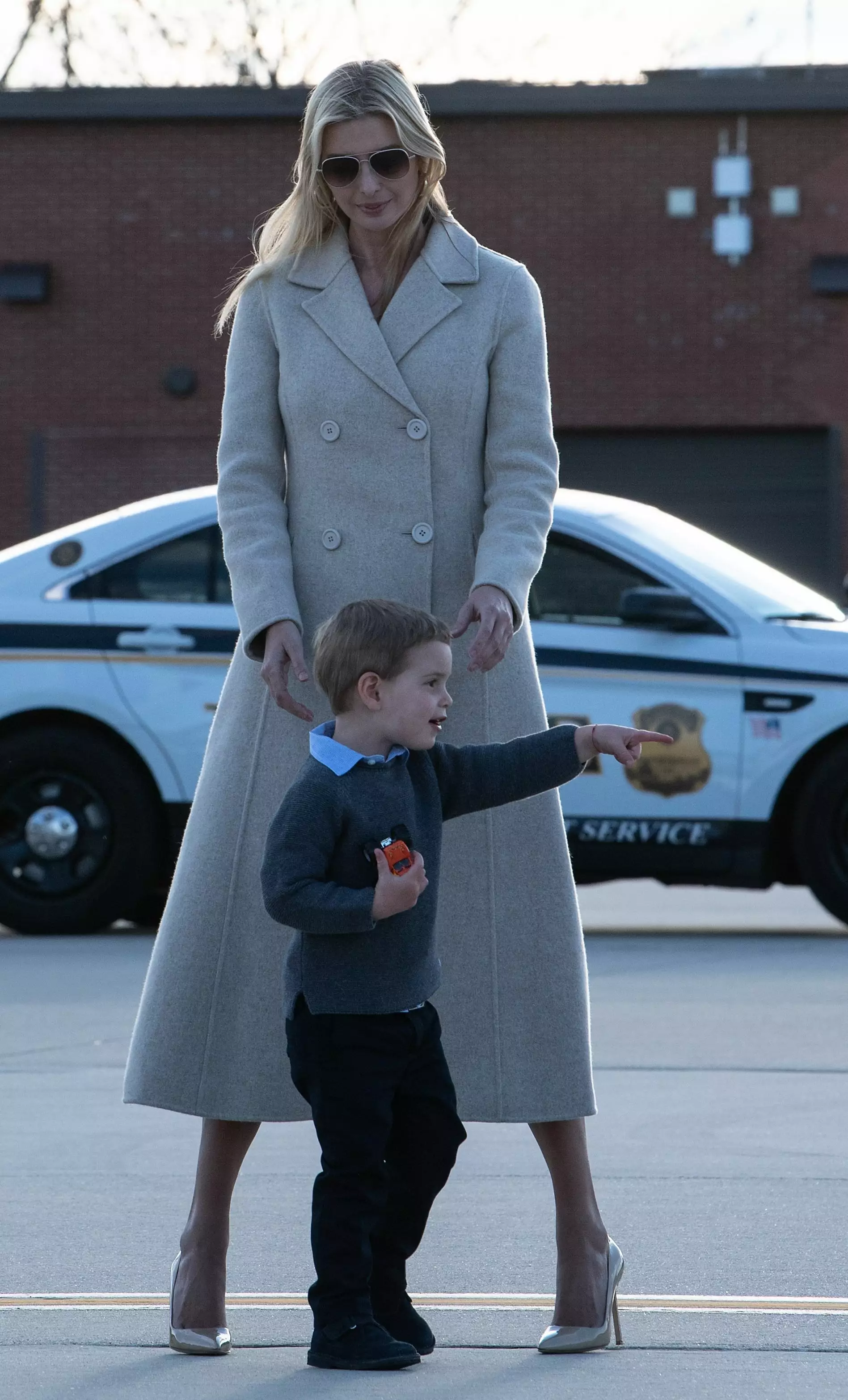 Иванка Трамп в элегантном кашемировом пальто со своим сыном  Теодором