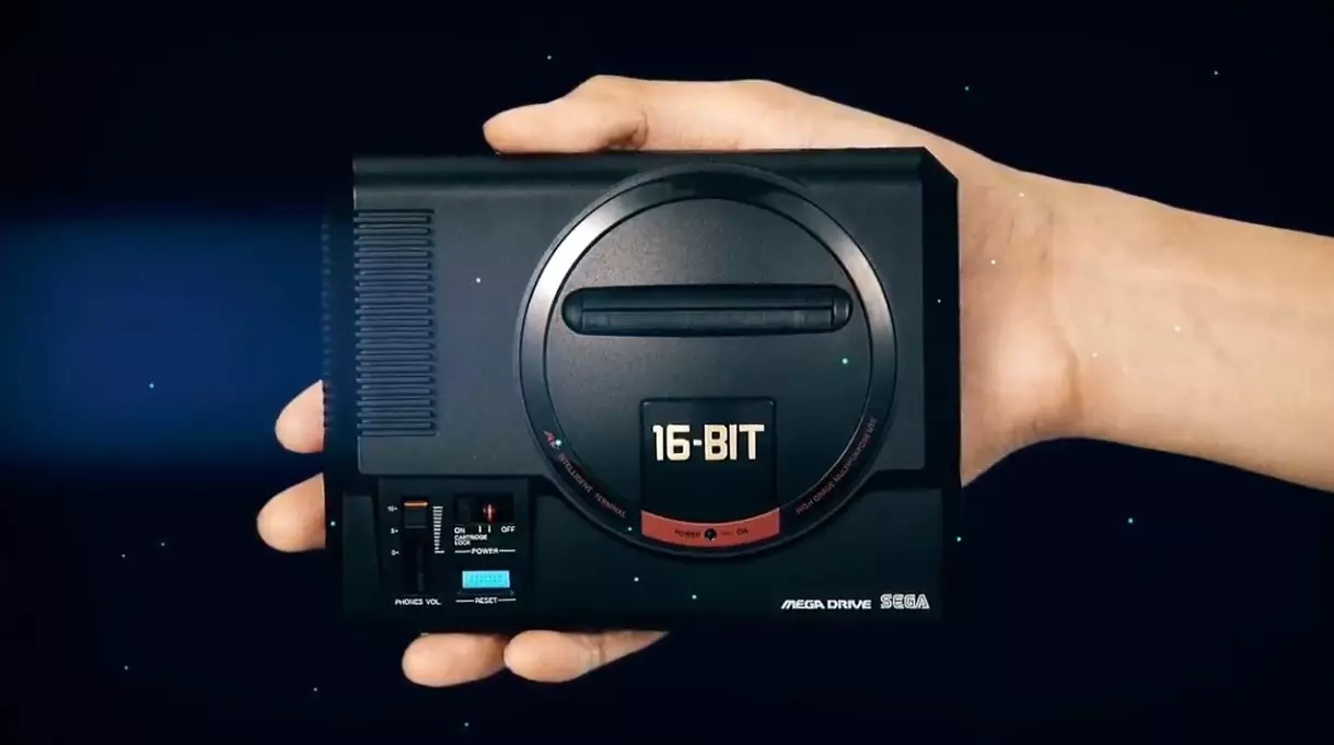 Sega Genesis (Sega Mega Drive) по своим размерам умещается в ладонь, из-за чего не поддерживает сменные картриджи