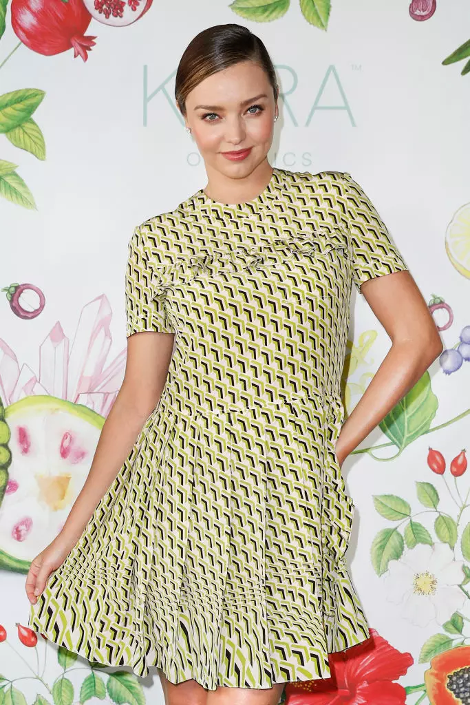 Миранда Керр позирует в коротком платье лимонно-оливкового оттенка