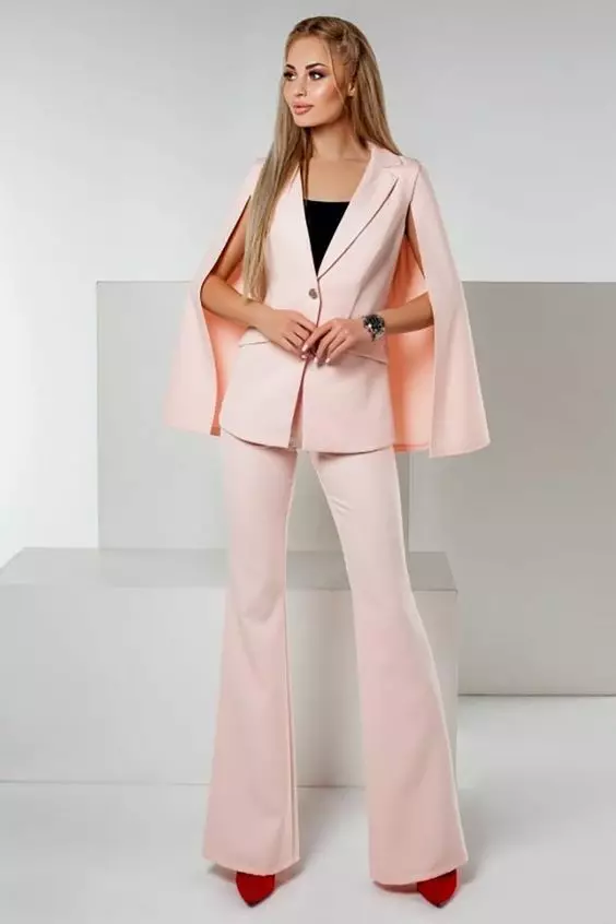 Бледно-розовый брючный костюм с пиджаком-накидкой