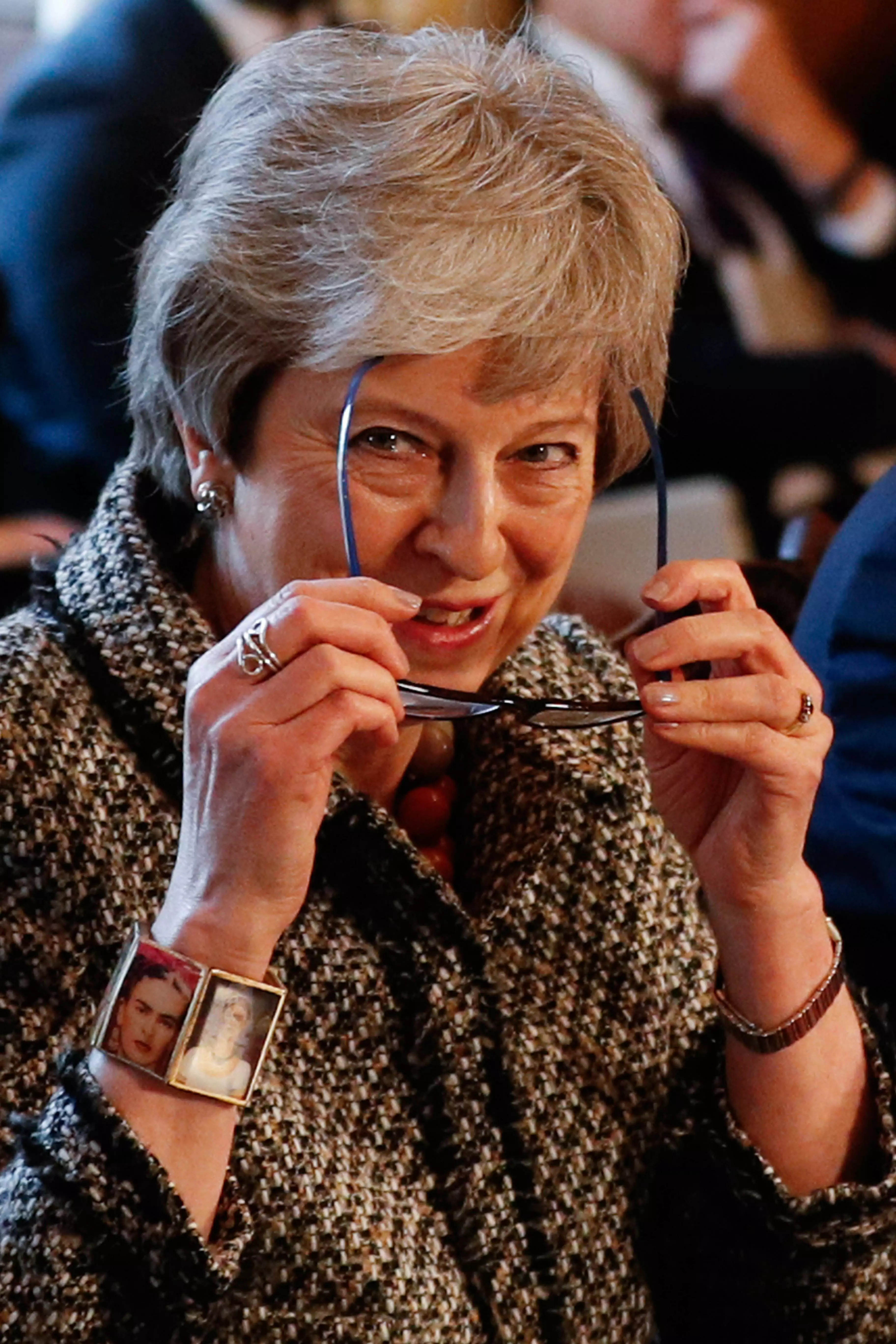 Премьер-министр Британии Тереза Мэй  в новом твидовом пиджаке и красных бусах