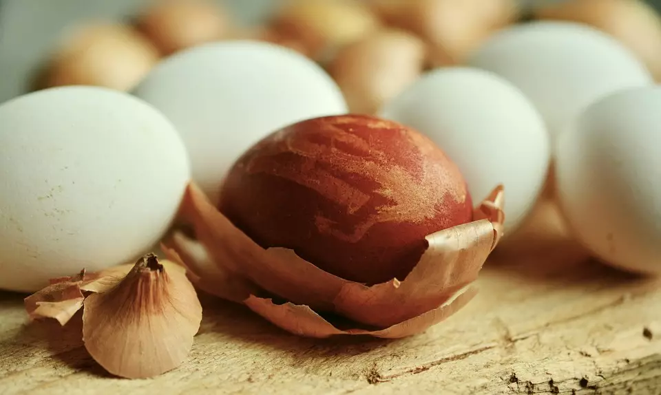 Яйца обычно красят луковой шелухой