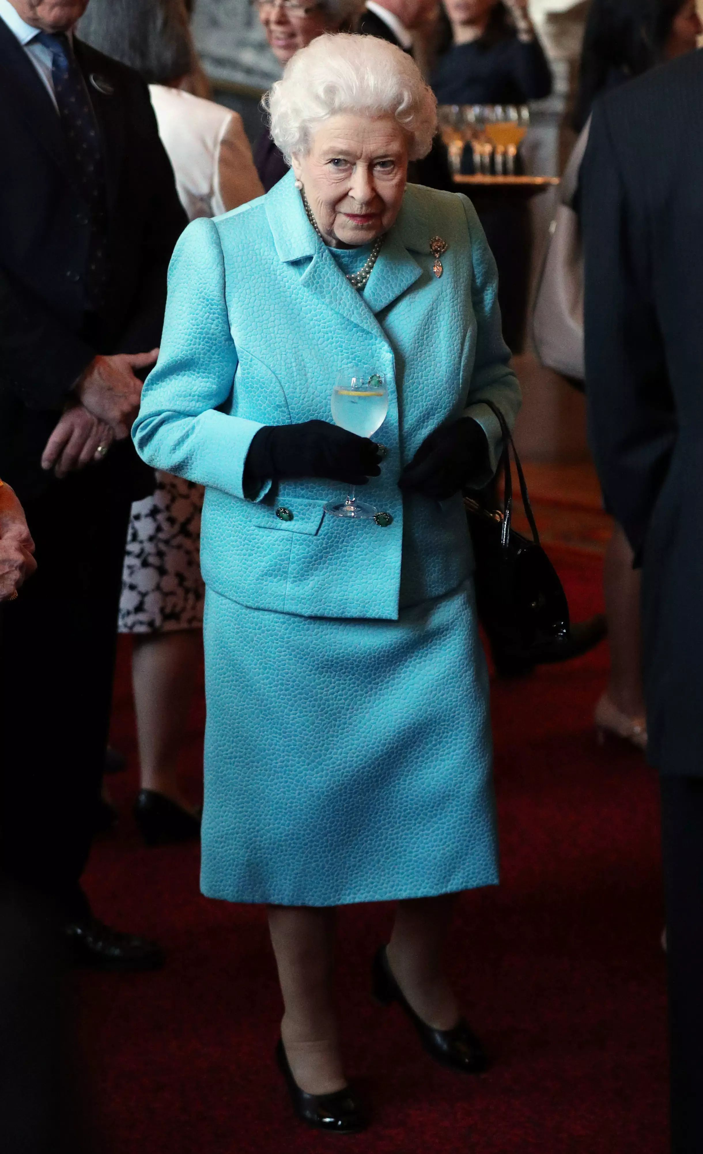 Королева Англии Елизавета II в ярко-голубом костюме с юбкой