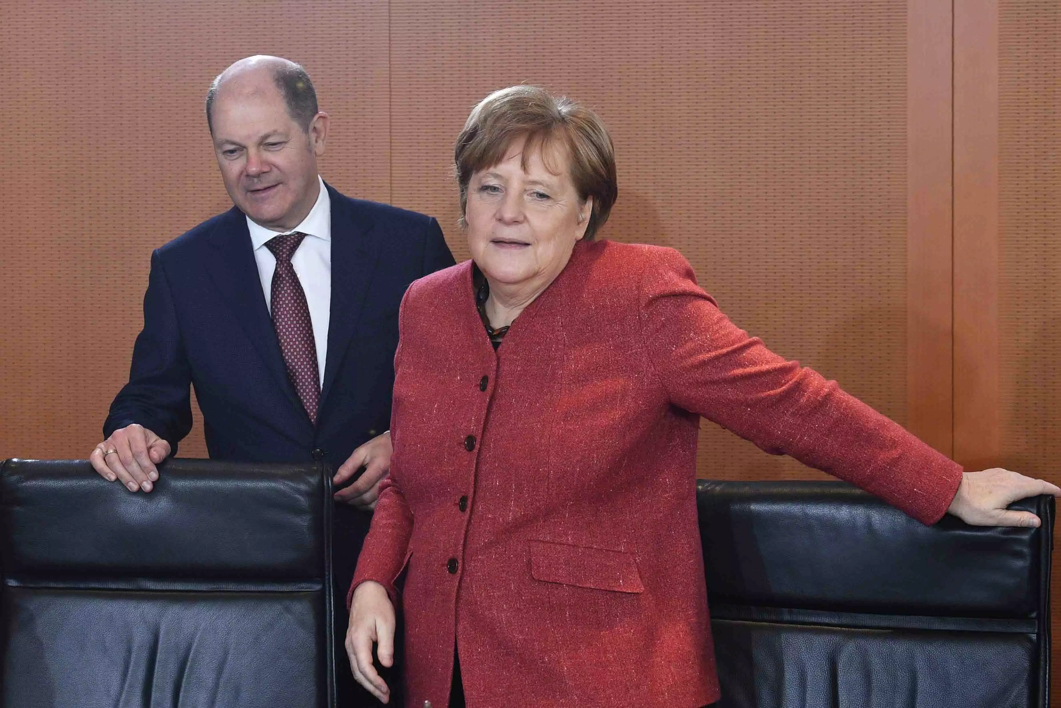Ангела Меркель в новом пиджаке с деревянными пуговицами и коричневом ожерелье