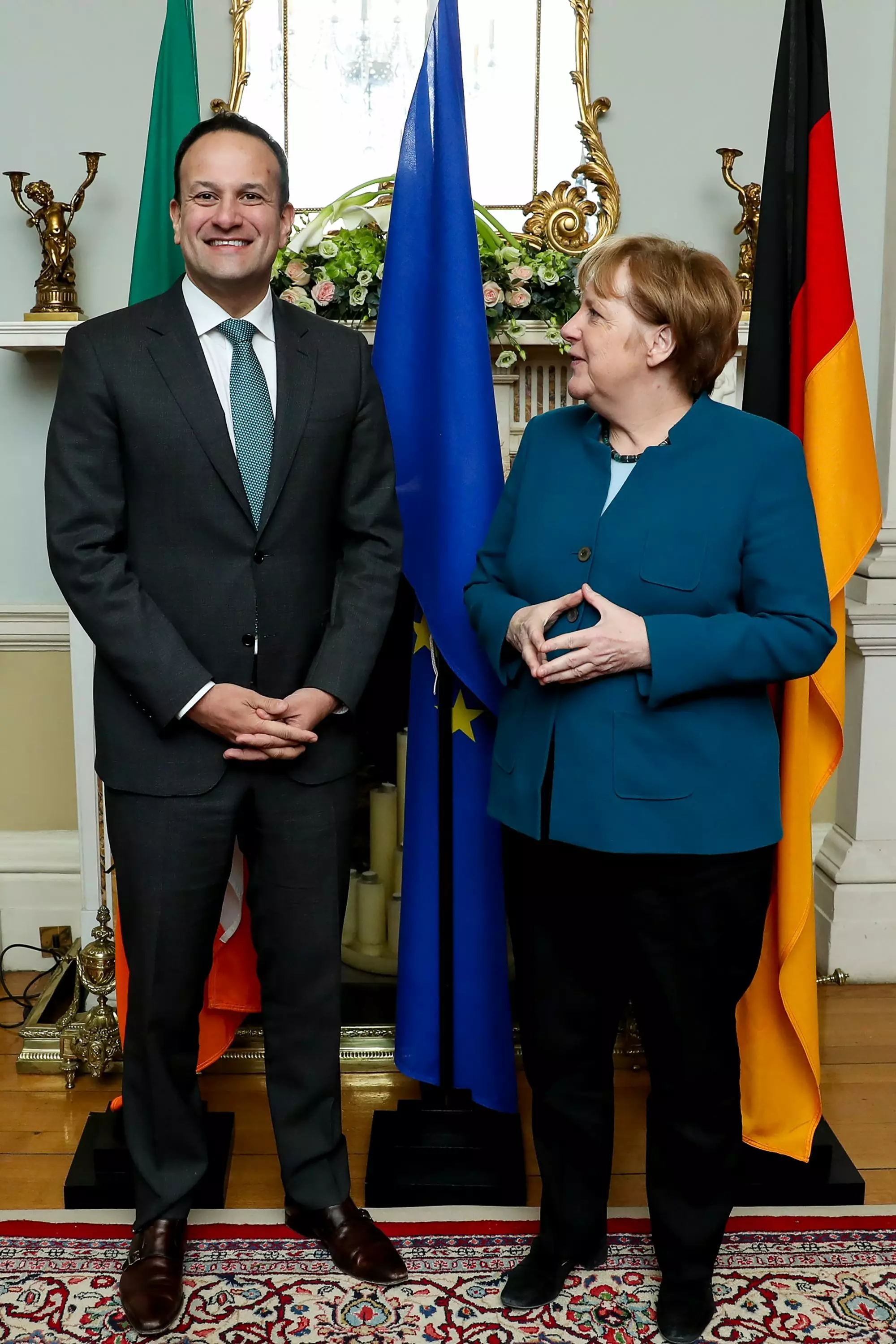 Ангела Меркель в изумрудном пиджаке с премьер-министром Ирландии Лео Варадкар