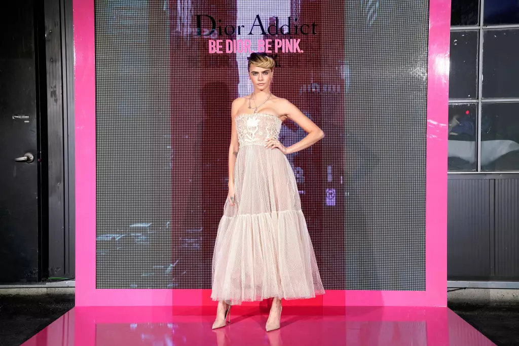 Кара Делевинь в романтическом образе – нежно-розовом платье с корсетом и декольте