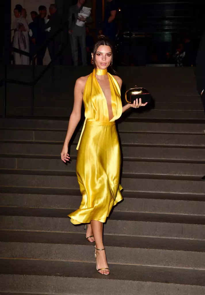 Эмили Ратаковски блистала в желтом платье из шелка